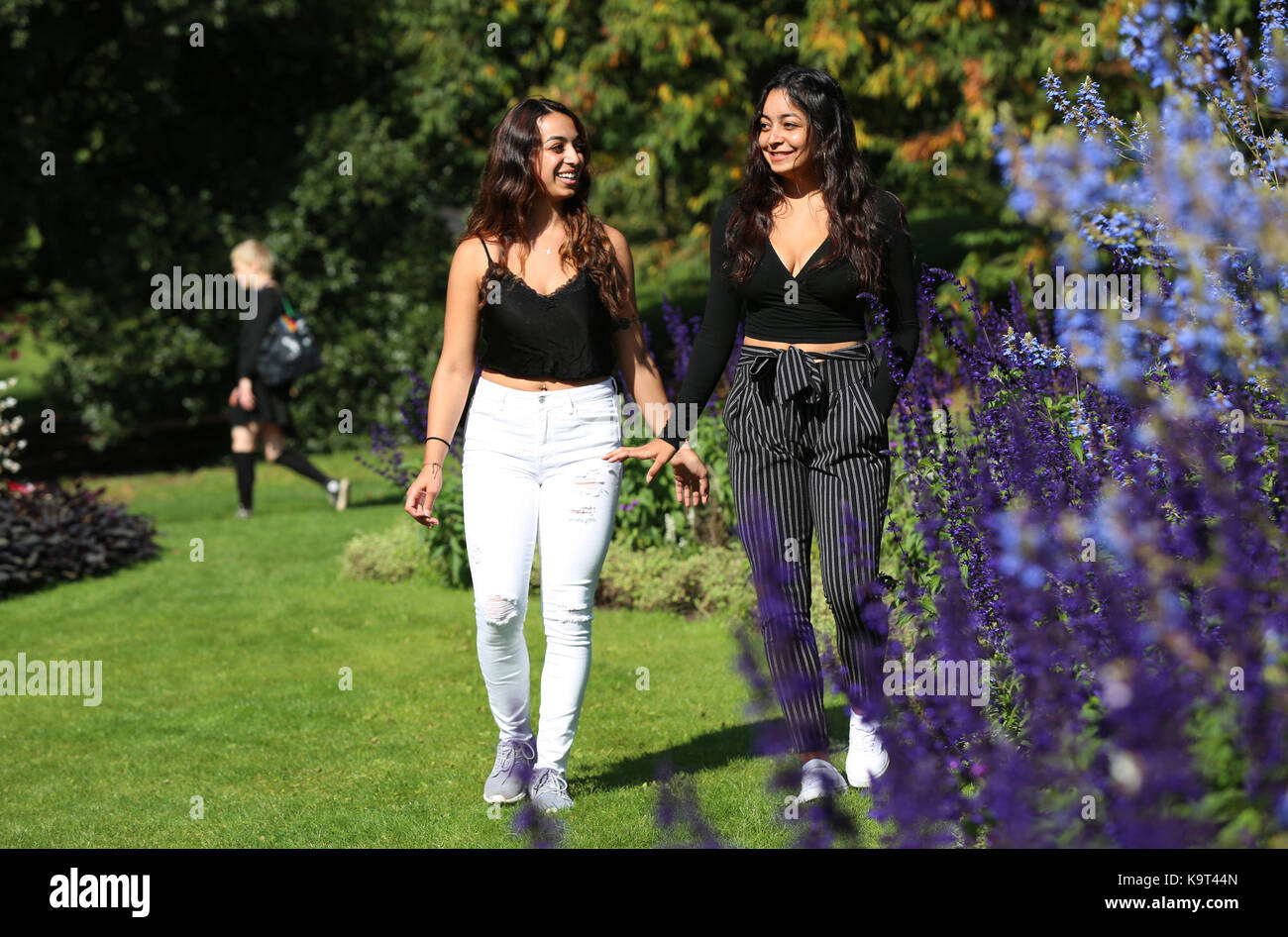 Les gens profiter du beau temps dans la région de Hyde Park, dans le centre de Londres, comme les gens dans le sud-est peuvent profiter prédit hauts de 22-23 c par dimanche après-midi. Banque D'Images