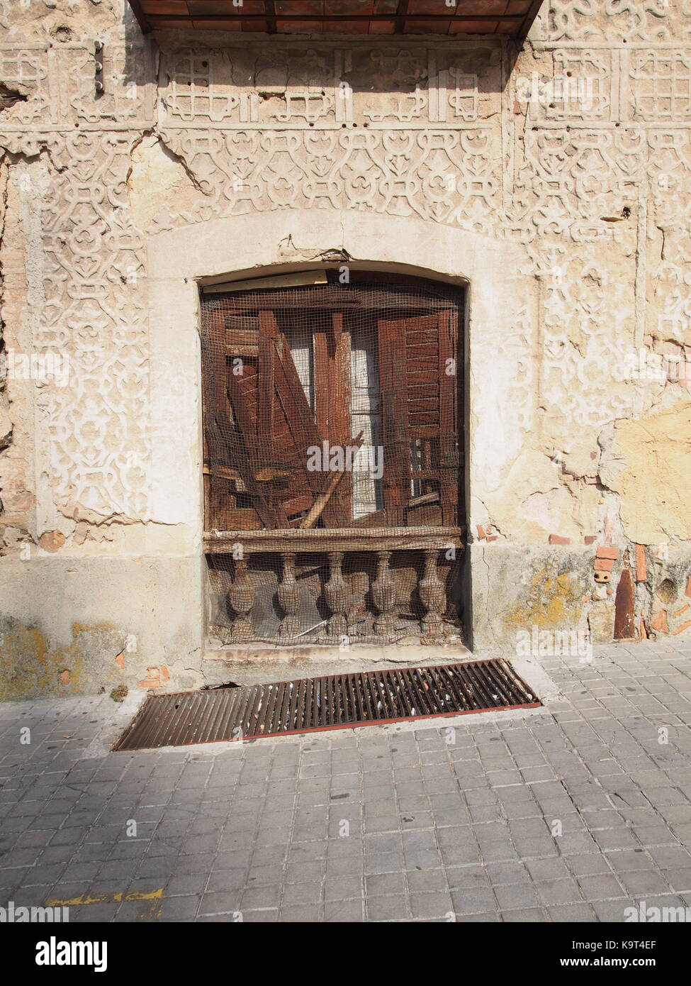 Brisé porte dans un mur de plâtre en ruine Banque D'Images