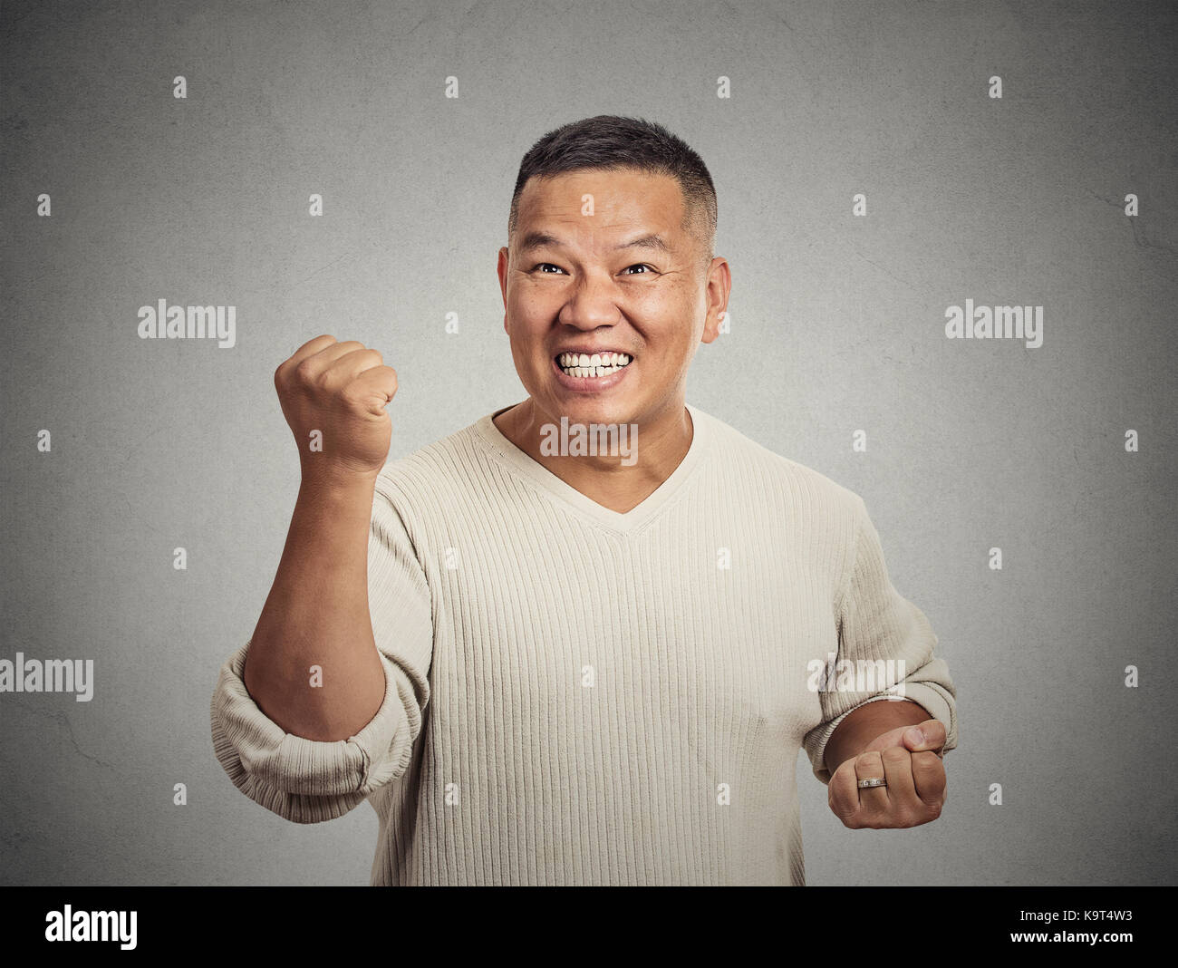 Closeup portrait heureux homme d'affaires, gagner de l'employé, ses poings pompée Célébrons les succès de mur gris isolé. l'arrière-plan des droits positifs emoti Banque D'Images