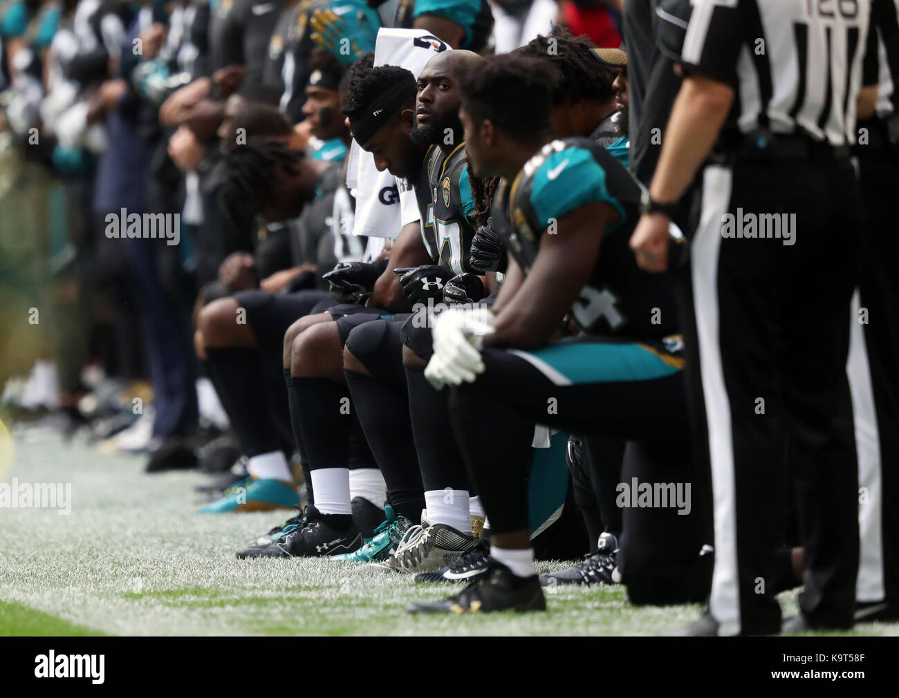 Jacksonville Jaguars leonard fournette (centre) et ses coéquipiers s'agenouiller en signe de protestation lors de l'hymne national avant la nfl international series match au stade de Wembley, Londres. Banque D'Images