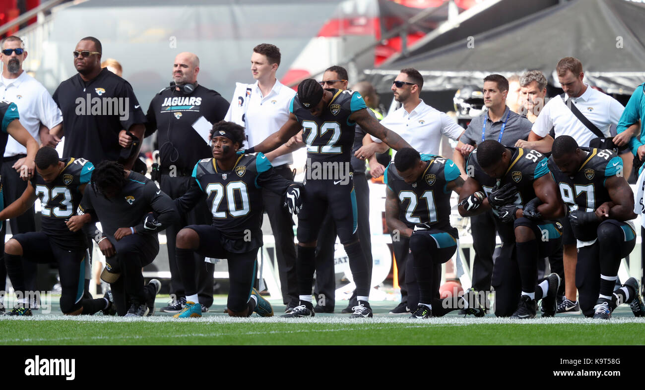 Jacksonville Jaguars joueurs s'agenouiller en signe de protestation lors de l'hymne national avant la nfl international series match au stade de Wembley, Londres. Banque D'Images