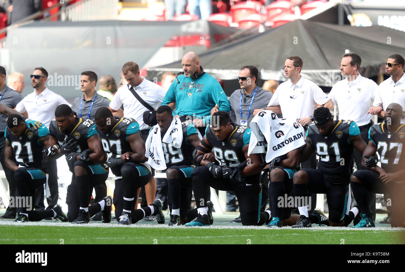 Jacksonville Jaguars joueurs s'agenouiller en signe de protestation lors de l'hymne national avant la nfl international series match au stade de Wembley, Londres. Banque D'Images