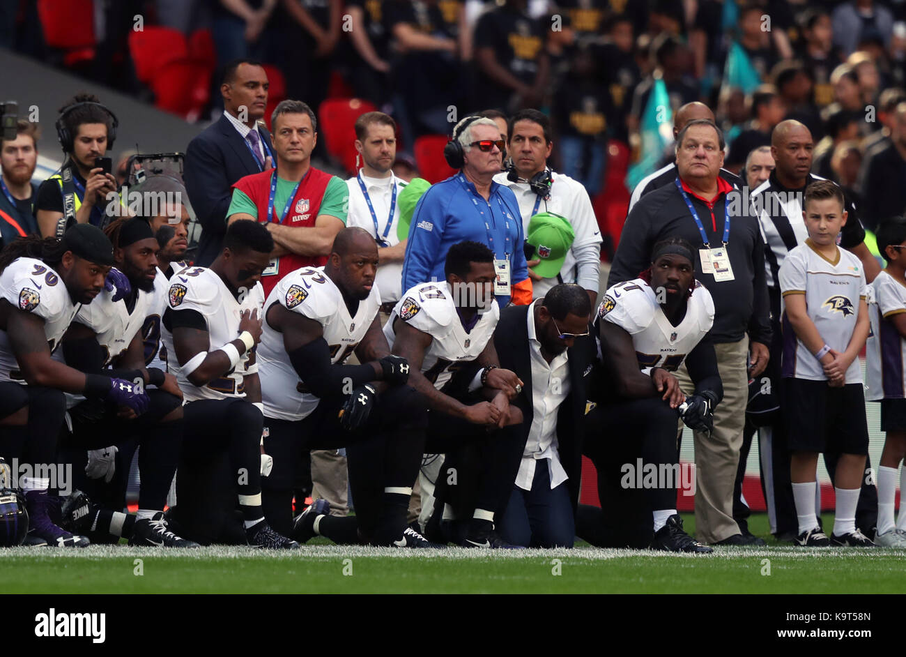 Les joueurs Ravens de Baltimore s'agenouiller en signe de protestation lors de l'hymne national avant la nfl international series match au stade de Wembley, Londres. Banque D'Images