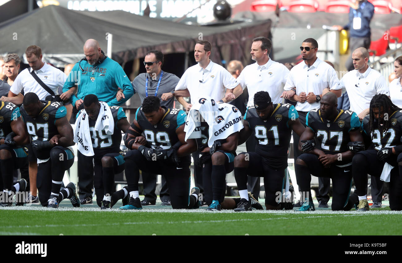 Jacksonville Jaguars joueurs s'agenouiller en signe de protestation lors de l'hymne national avant la nfl international series match au stade de Wembley, Londres. Banque D'Images