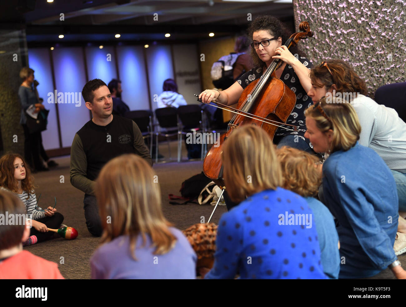 Les jeunes visiteurs du Barbican Centre prennent part à des ateliers avec des membres de l'Orchestre symphonique de Londres avant que Sir Simon Rattle dirige des musiciens de 11 à 18 ans de l'est de Londres le jour de fermeture de ÔThis is Rattle', au Barbican à Londres.ASSOCIATION DE PRESSE.Date de la photo: Dimanche 24 septembre 2017.Les 54 jeunes se produisent avec des joueurs LSO et des musiciens de l'école Guildhall, tous jouant côte à côte sur la scène de Barbican, exécutant de la musique de ÔEnigma variations d'Elgar et de ÔThe Rite of Spring de Stravinsky.La performance fait partie du programme ÔLSO On Track, Banque D'Images