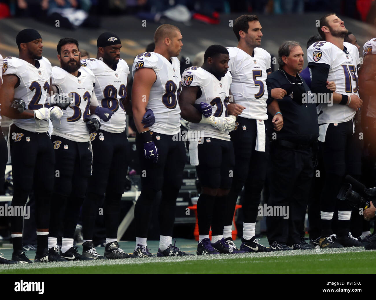 Baltimore Ravens joueurs pendant l'hymne national avant la nfl international series match au stade de Wembley, Londres. Banque D'Images