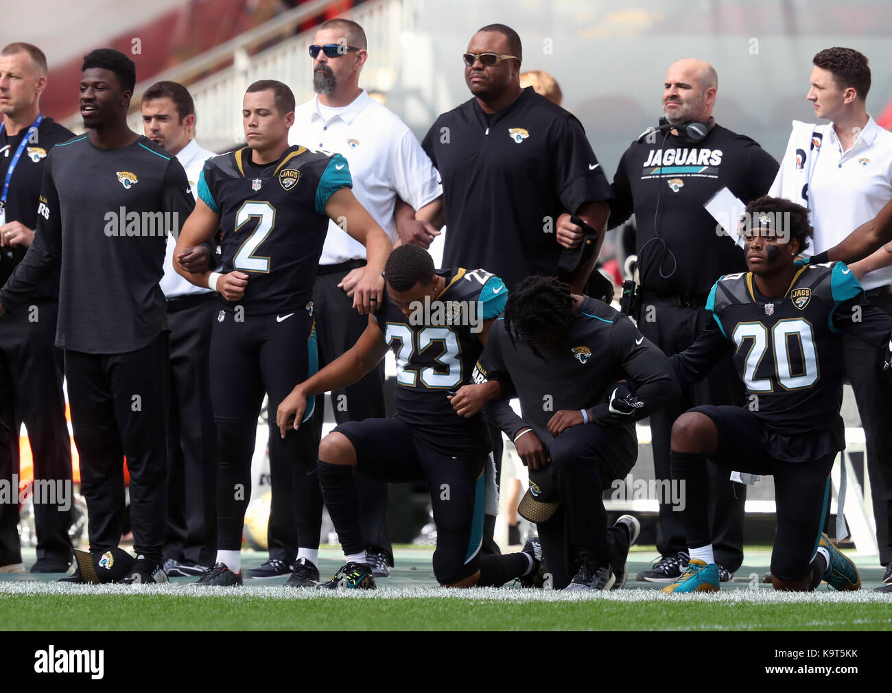 Jacksonville Jaguars joueurs s'agenouiller en signe de protestation lors de l'hymne national avant la nfl international series match au stade de Wembley, Londres. Banque D'Images
