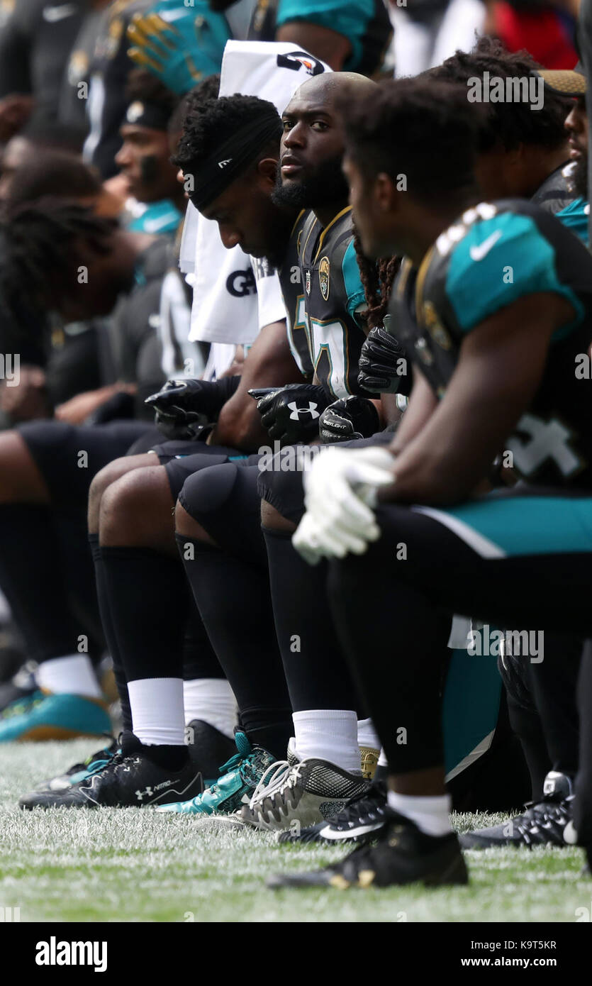 Jacksonville Jaguars leonard fournette (centre) et ses coéquipiers s'agenouiller en signe de protestation lors de l'hymne national avant la nfl international series match au stade de Wembley, Londres. Banque D'Images