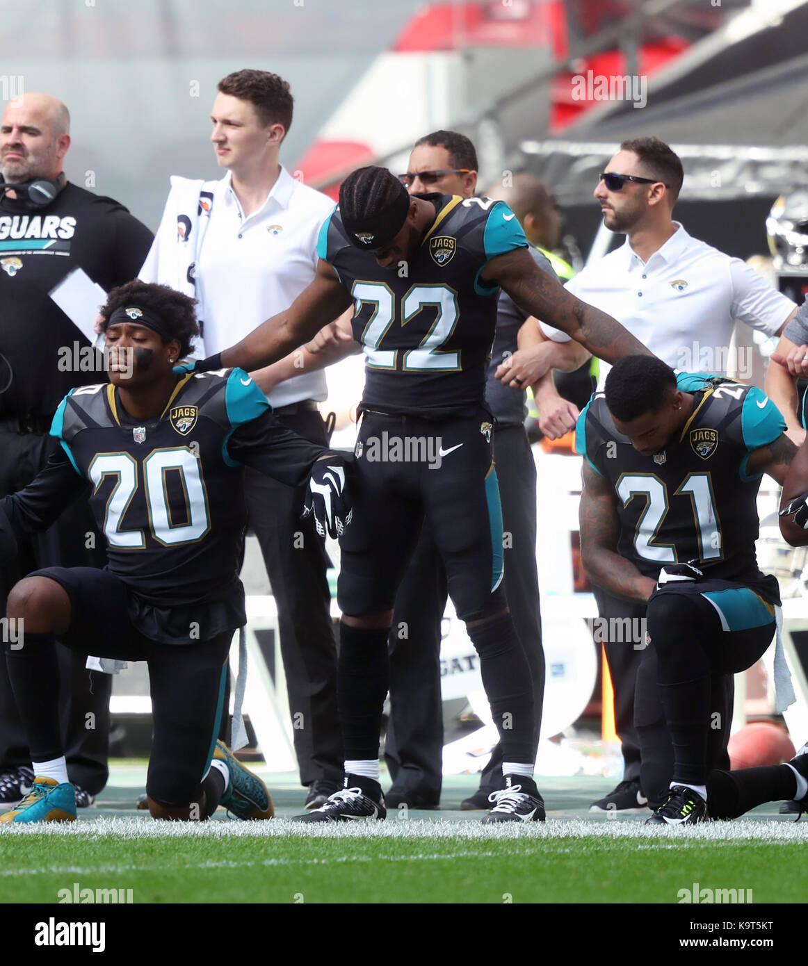 Jacksonville Jaguars joueurs s'agenouiller en signe de protestation lors de l'hymne national avant la nfl international series match au stade de Wembley, Londres. Banque D'Images