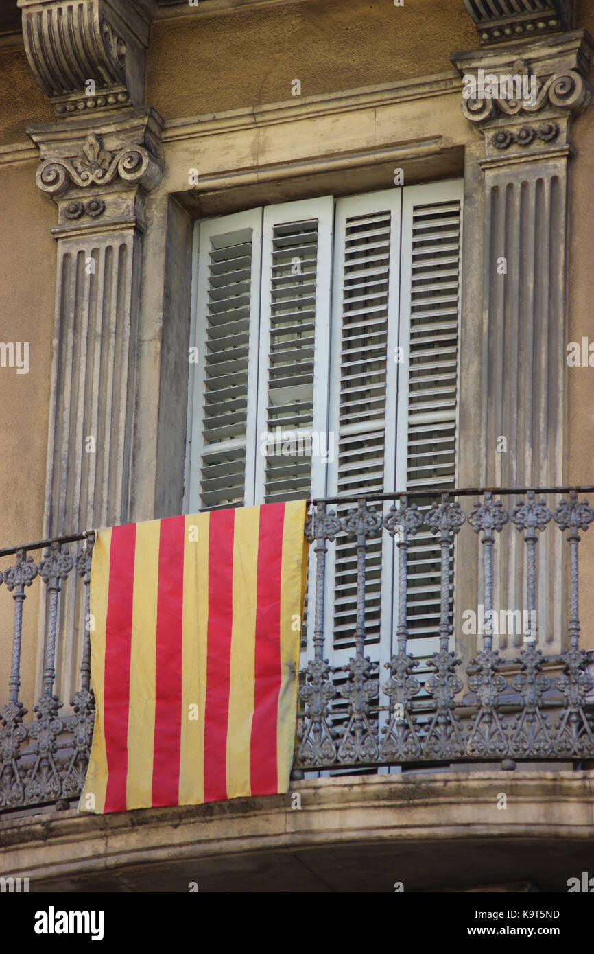 Drapeau de la catalogne sur le balcon à Barcelone, Espagne Banque D'Images