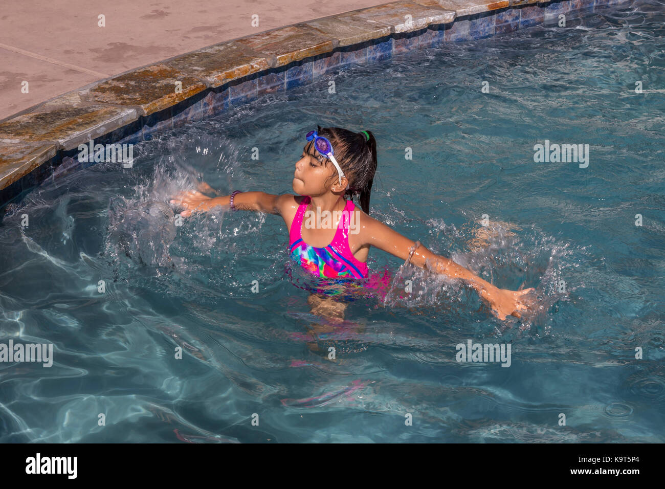 1, l'un fille hispanique, jouant dans une piscine, piscine, piscine d'eau douce, Castro Valley, comté d'Alameda, California, UNITED STATES Banque D'Images