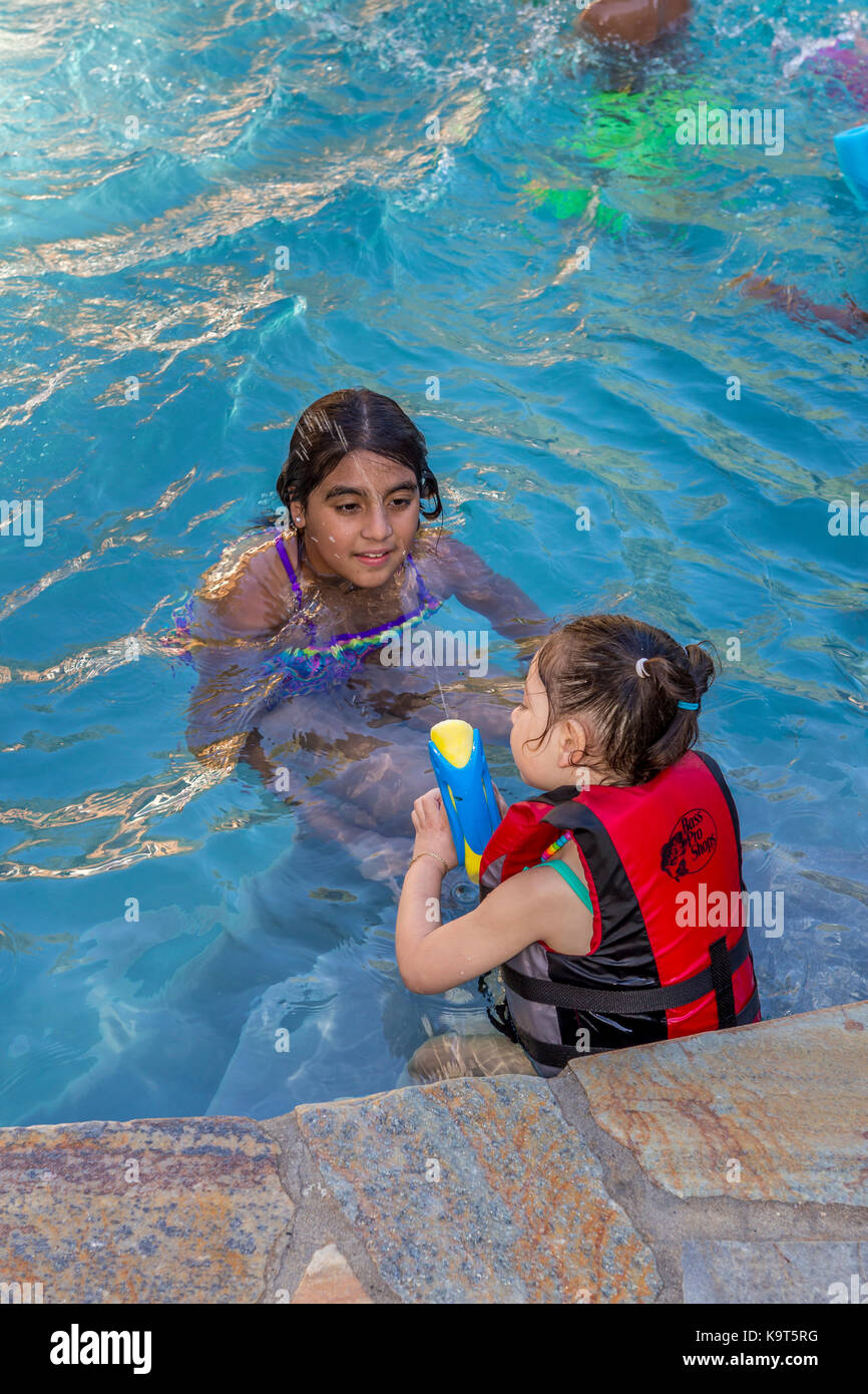 Les filles, les enfants, la lecture, l'eau d'une fontaine, une piscine, piscine d'eau douce, pool party, Castro Valley, comté d'Alameda, Californie Banque D'Images