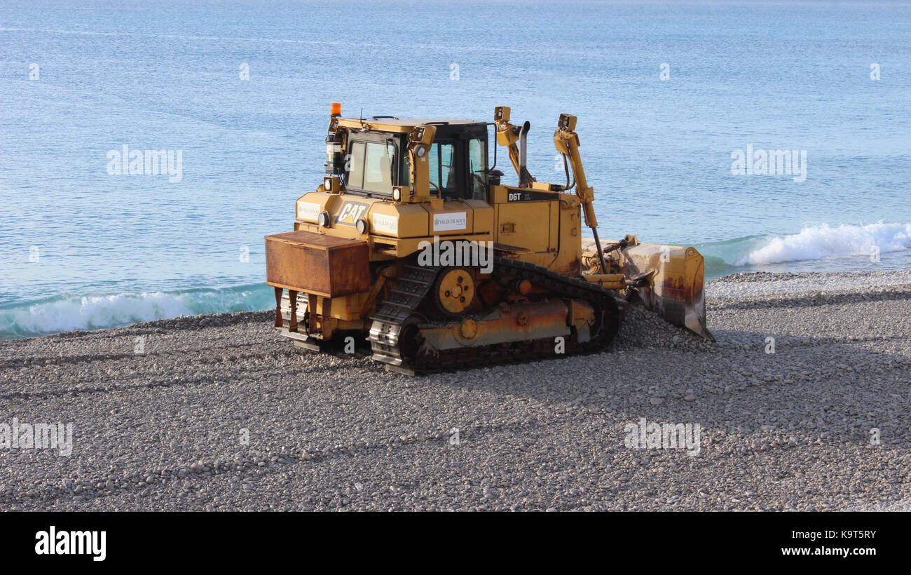 Nice, France - 30 novembre 2015 : bulldozer d6t (Tier 4 final) de travail caterpillar sur la plage de Nice, France Banque D'Images