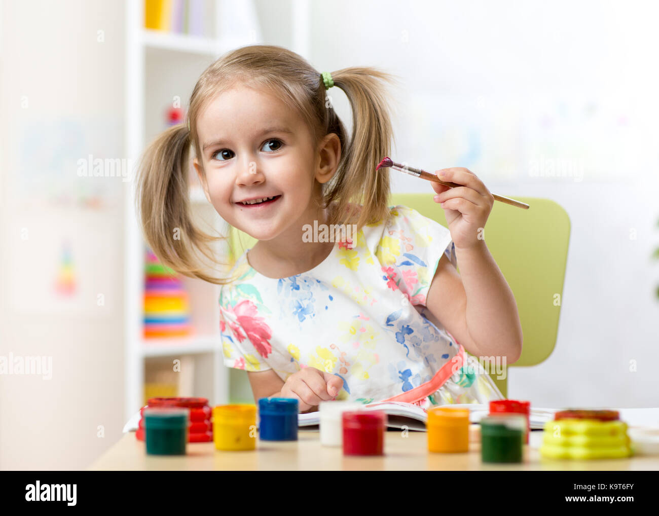 Cute little girl painting en maternelle Banque D'Images