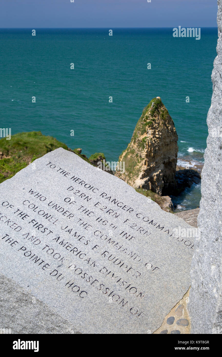 Inscription commémorative en haut de la Pointe du Hoc, au-dessus de l'atterrissage d'Omaha Beach, le D-Day - le 6 juin 1944, Normandie, France Banque D'Images