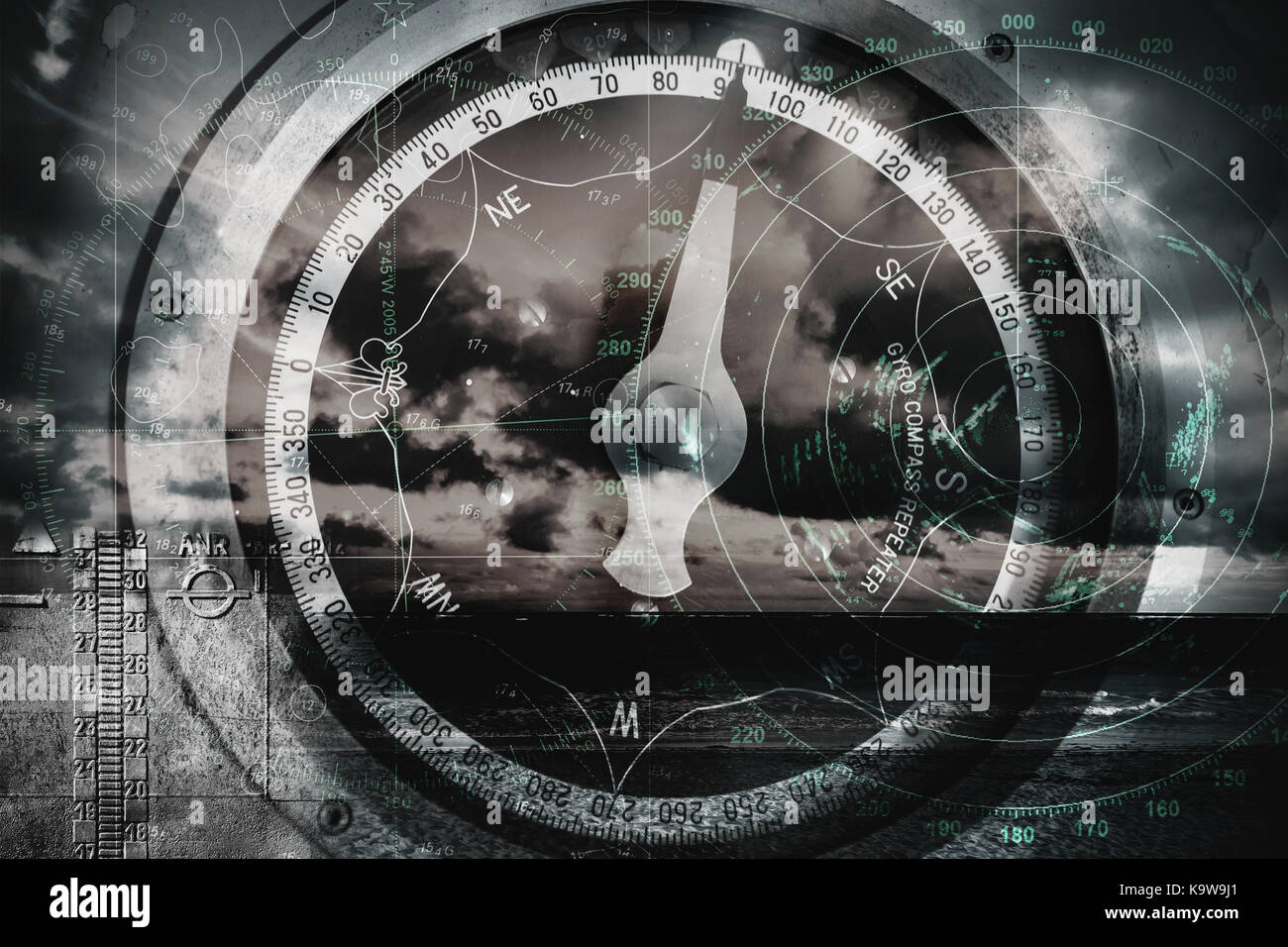 Navigation bateau multi exposure avec arrière-plan photo vieux compas nautique, l'écran du radar et les cartes marines côtières plus dramatique avec seascape stormy c Banque D'Images