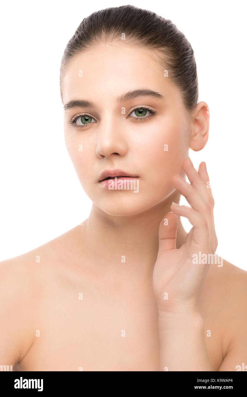 Portrait de belle jeune femme brune avec visage propre. isolé sur fond blanc. Banque D'Images