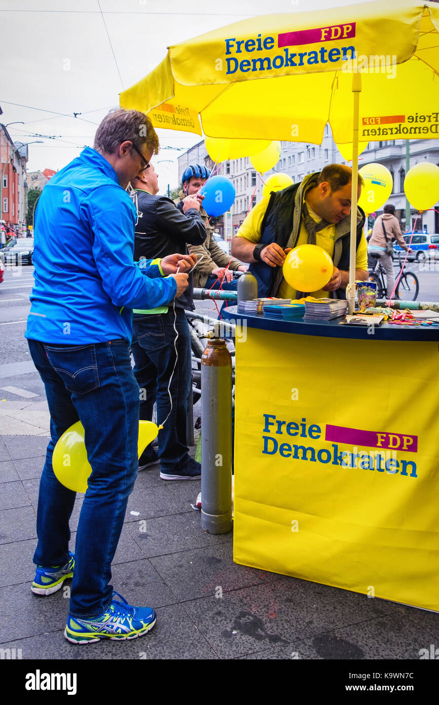 Berlin, Allemagne. 23 Septembre, 2017. Les partisans de la FDP, Parti démocratique libre de faire campagne dans Rosenthalerplatz sur veille de l'élection fédérale allemande 2017 Credit : Eden Breitz/Alamy Live News Banque D'Images