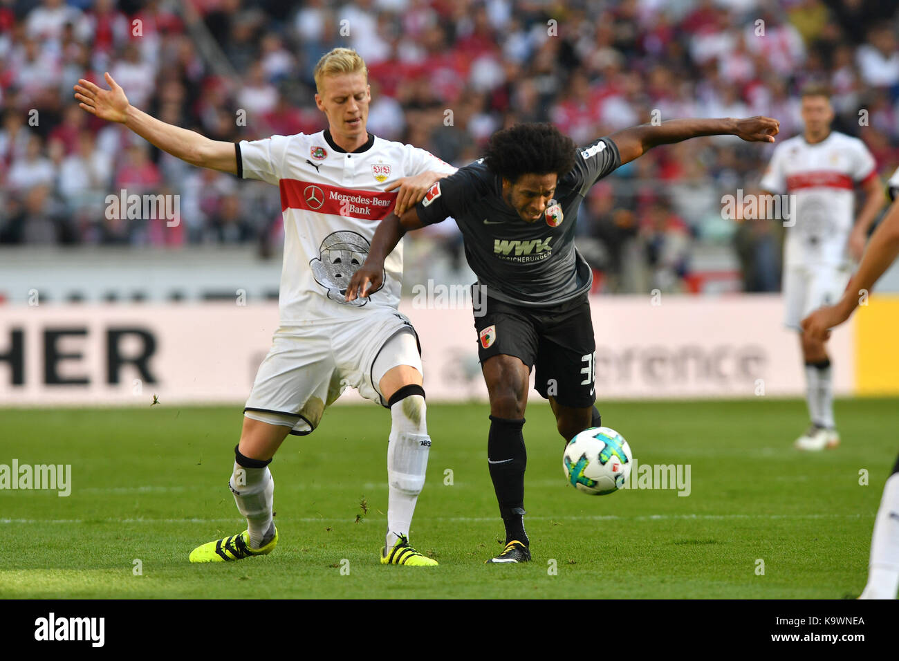 V.li:timo baumgartl (vfb Stuttgart), l'Aktion gegen zweikampf, f. caiuby da Silva (fc augsburg), fussball 1. Bundesliga, 06.Spieltag, spieltag06, le vfb stuttgart - fc augsburg 0-0, suis 23.09.2017 à stuttgart deutschland. mercedes benz arena. | verwendung weltweit Banque D'Images