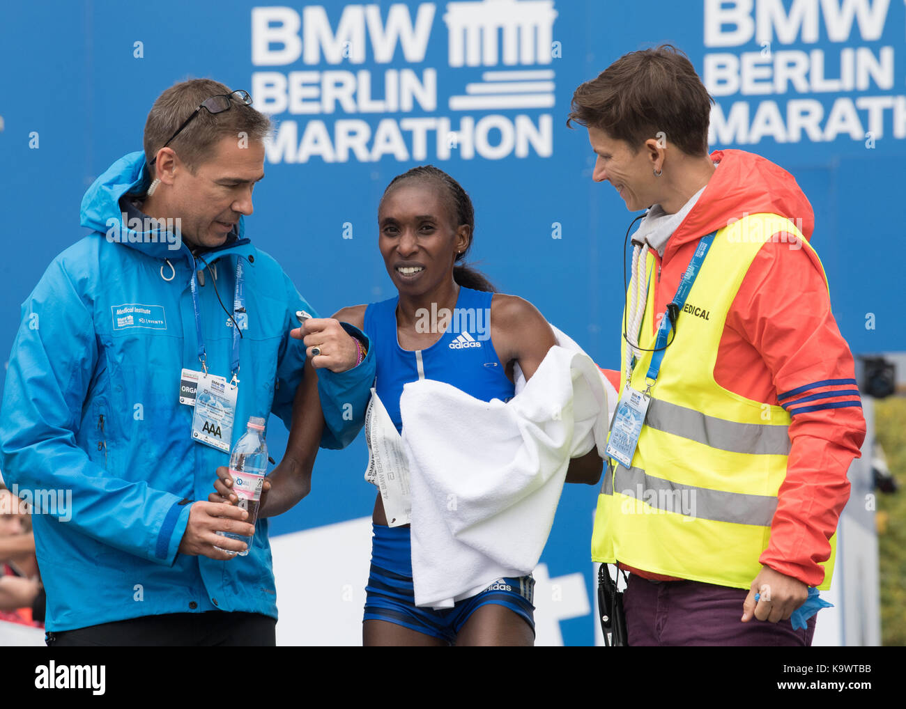 Berlin, Allemagne. 24 sep, 2017. gladys cherono du Kenya passe la ligne d'arrivée en premier et doit être maintenu en position debout durant le marathon de Berlin, à Berlin, Allemagne, le 24 septembre 2017. crédit : Soeren stache/dpa/Alamy live news Banque D'Images