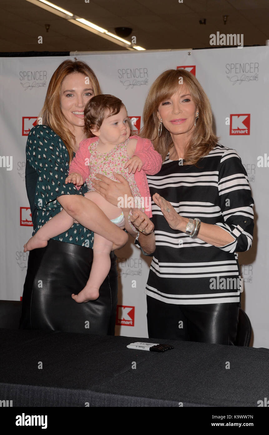 Burbank, Ca. 23 septembre 2017. Spencer Margaret Richmond avec sa fille Bea et sa mère Jaclyn Smith lors du lancement en magasin de la nouvelle gamme de vêtements pour bébé Spencer par Jaclyn Smith à Kmart à Burbank, en Californie, le 23 septembre 2017. Crédit: David Edwards/Media Punch/Alay Live News Banque D'Images