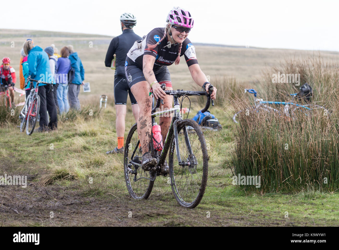 55Th Annual 3 pics Cyclo-Cross, Ingleton Yorkshire Dales, au Royaume-Uni. 24 septembre 2017. Serviette sur Inglebrough Gemma descend un spécialiste vélo cyclo-cross. Le gagnant de plus de 570 coureurs a terminé les 38 km en 3 heures et 6 minutes. Credit : Andy Ward/Alamy Live News Banque D'Images