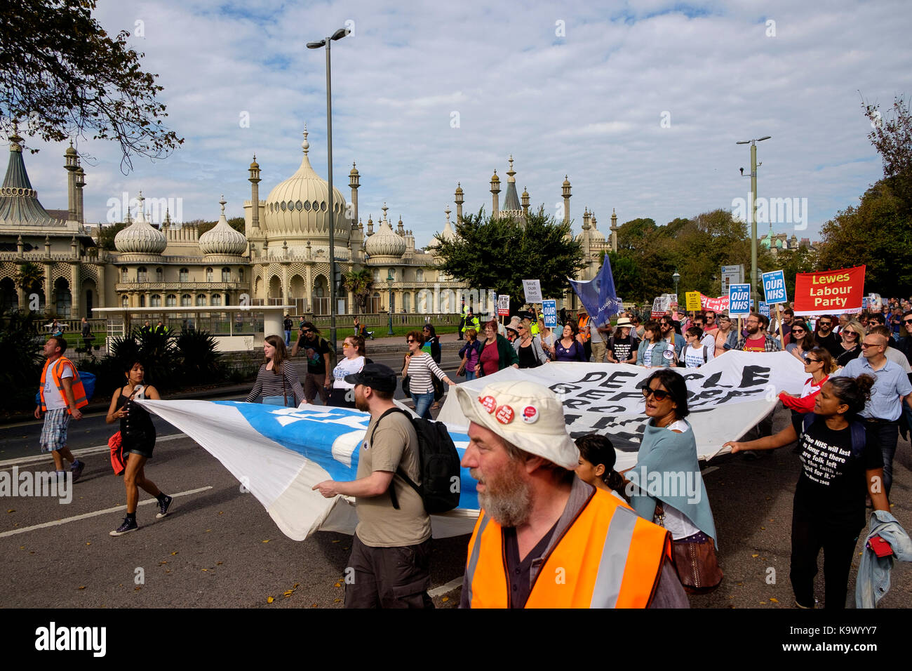 Brighton, UK. 24 sep, 2017. Les manifestants dans une manifestation pro-nhs formée principalement de travailleurs du NHS et organisé par défendre le nhs Sussex - organisée pour coïncider avec la conférence du parti du travail 2017. crédit : Scott hortop/Alamy live news Banque D'Images