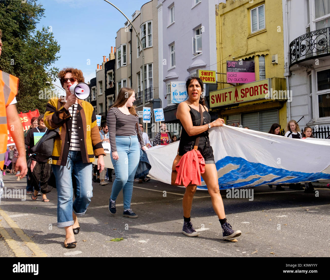 Brighton, UK. 24 sep, 2017. Les manifestants dans une manifestation pro-nhs formée principalement de travailleurs du NHS et organisé par défendre le nhs Sussex - organisée pour coïncider avec la conférence du parti du travail 2017. crédit : Scott hortop/Alamy live news Banque D'Images