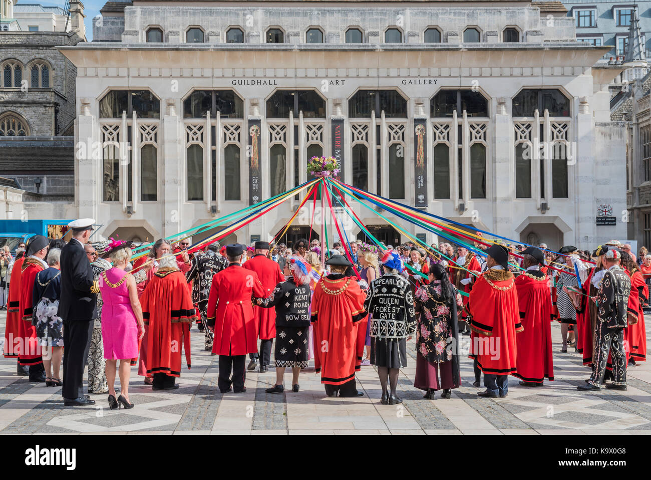 Londres, Royaume-Uni. 24 Septembre, 2017. Mlle Maypole et Mlle printemps organiser la danse pour les maires et les rois et reines - la récolte annuelle Festival organisé par la société nacré commence par une cérémonie à Guild Hall courtyard et traite ensuite de l'Église à l'arc dans la ville de Londres. Pearly Kings and Queens de Londres se réunissent pour le plus grand événement dans le calendrier nacré. Londres 24 Sep 2017. Crédit : Guy Bell/Alamy Live News Banque D'Images