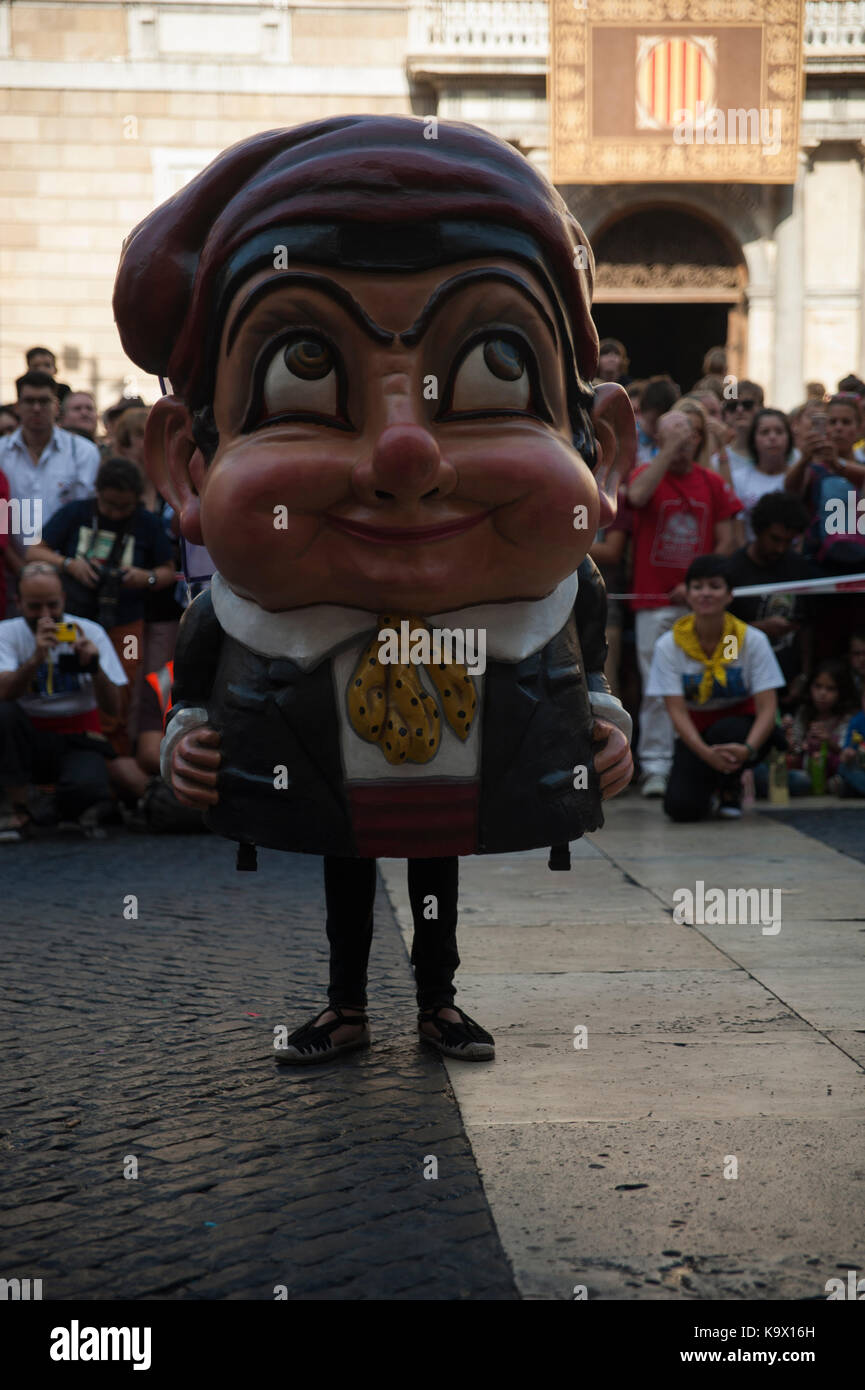 L'Espagne. September 24th, 2017. Des géants et des grosses têtes aller danser dans les rues de Barcelone au son des tambours. Crédit : Charlie Perez/Alamy Live News Banque D'Images