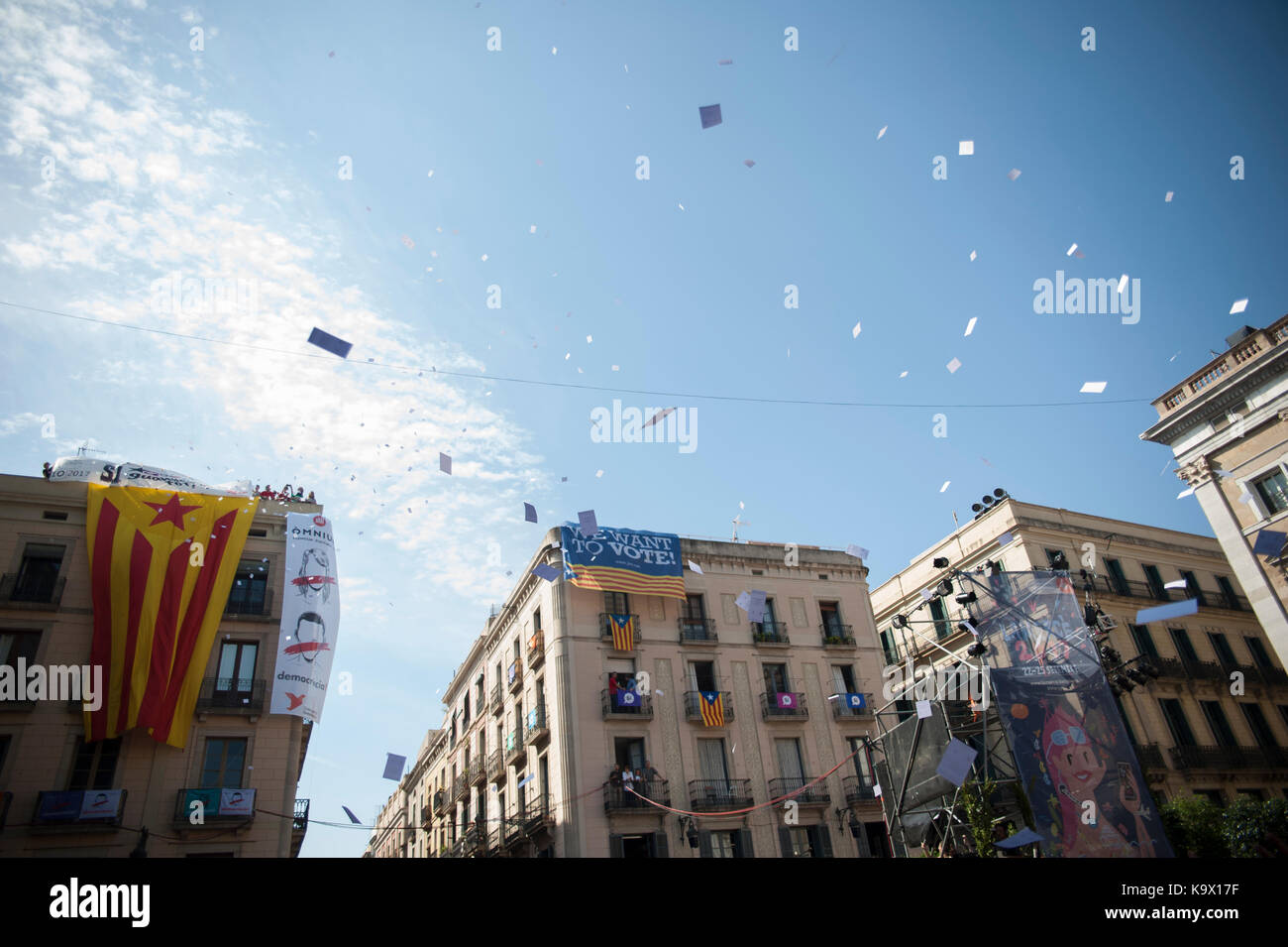 L'Espagne. September 24th, 2017. Bulletins jetés par les manifestants flotter à côté d'un énorme drapeau de l'indépendance à la place Sant Jaume de Barcelone. Crédit : Charlie Perez/Alamy Live News Banque D'Images