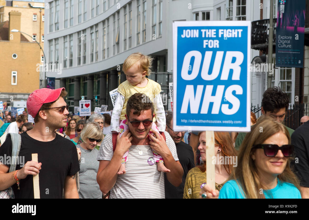 Sussex, UK. 24 septembre, 2017. défendre nos manifestants nhs mars à Brighton uk crédit : matt duckett/imageslive/zuma/Alamy fil live news Banque D'Images