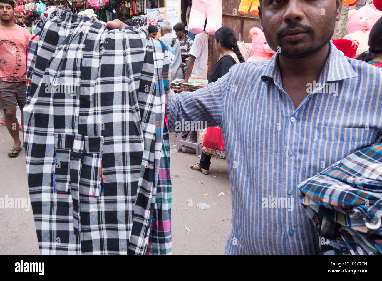 Hyderabad, Inde-23th September 2017.,un homme vend les hommes pantalons de nuit à Hyderabad, Inde Banque D'Images