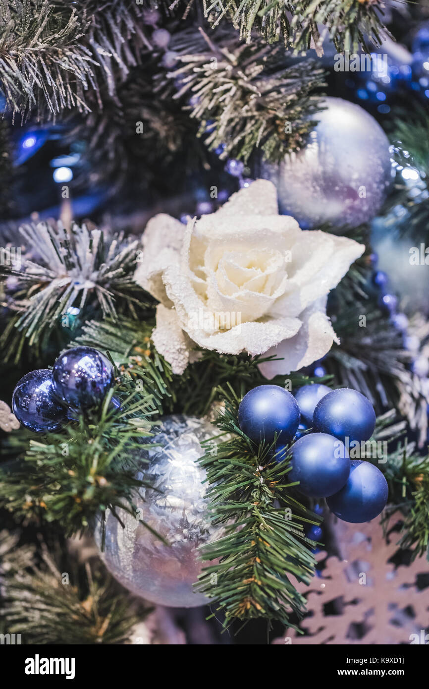 Décoration de Noël avec beaucoup de petites boules bleues et roses blanches décoratives Banque D'Images