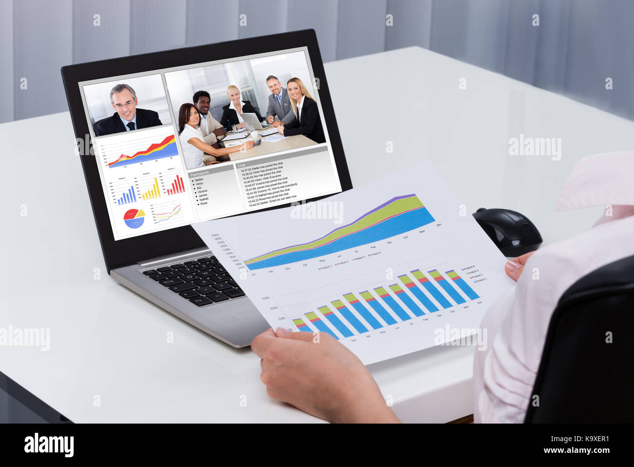 Close-up d'affaires avec ordinateur portable à la vidéoconférence sur le graphique 24 Banque D'Images