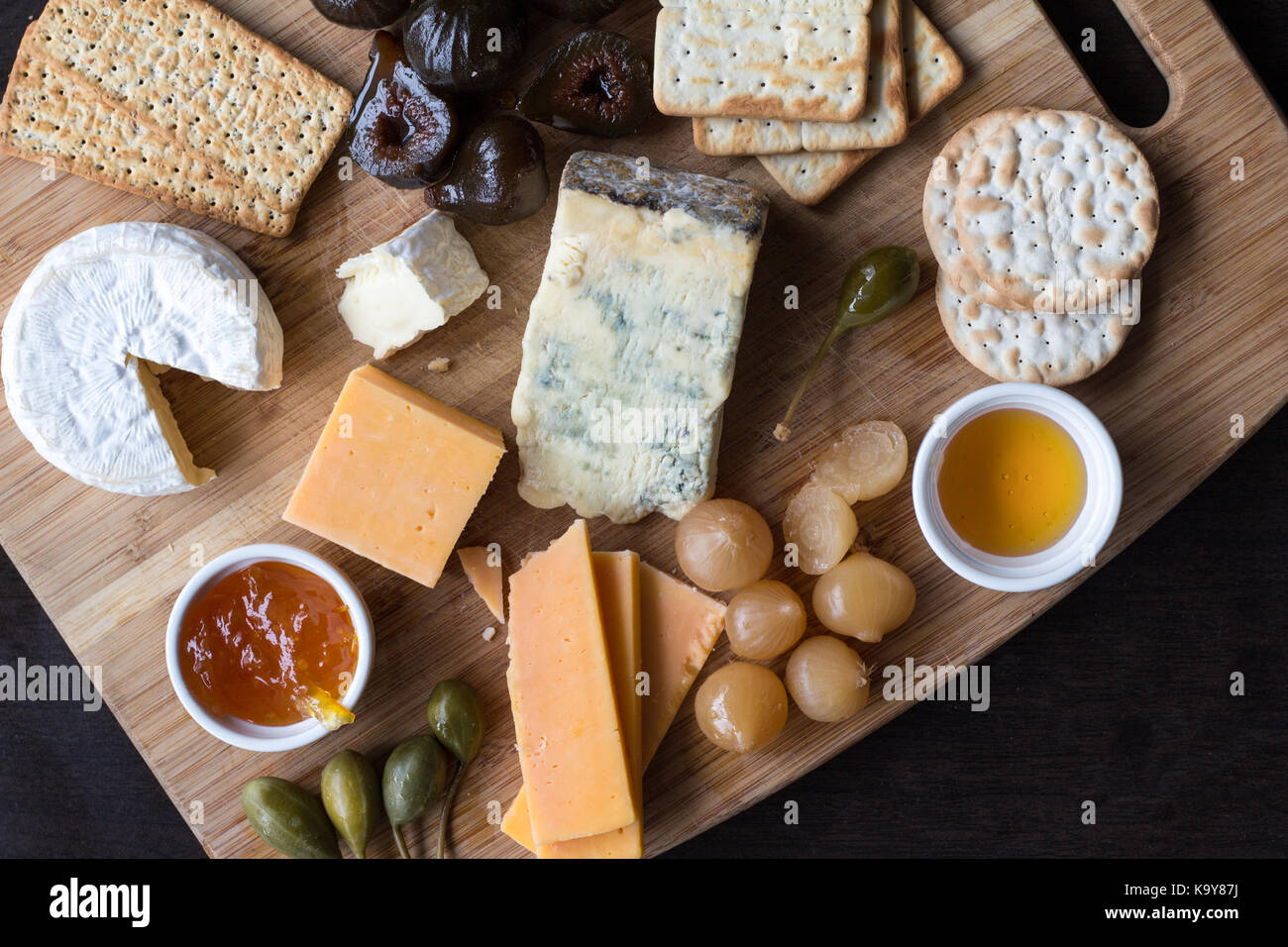 Plateau de fromages dessert aux figues, caper les petits fruits, confiture, miel et oignons marinés. Vue de dessus photographie with copy space Banque D'Images