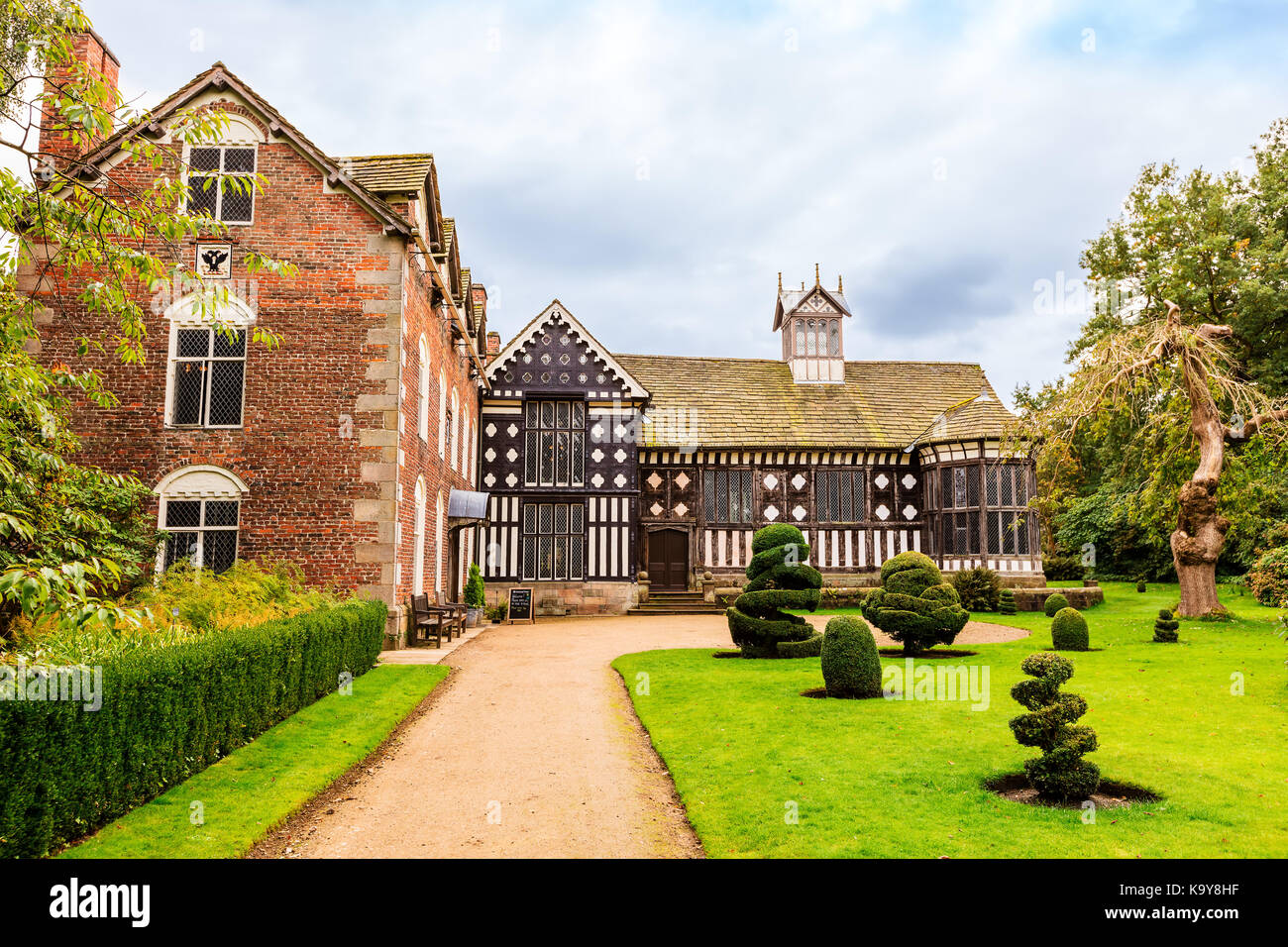 Manoir élisabéthain historique de rufford old hall et le jardin. Banque D'Images