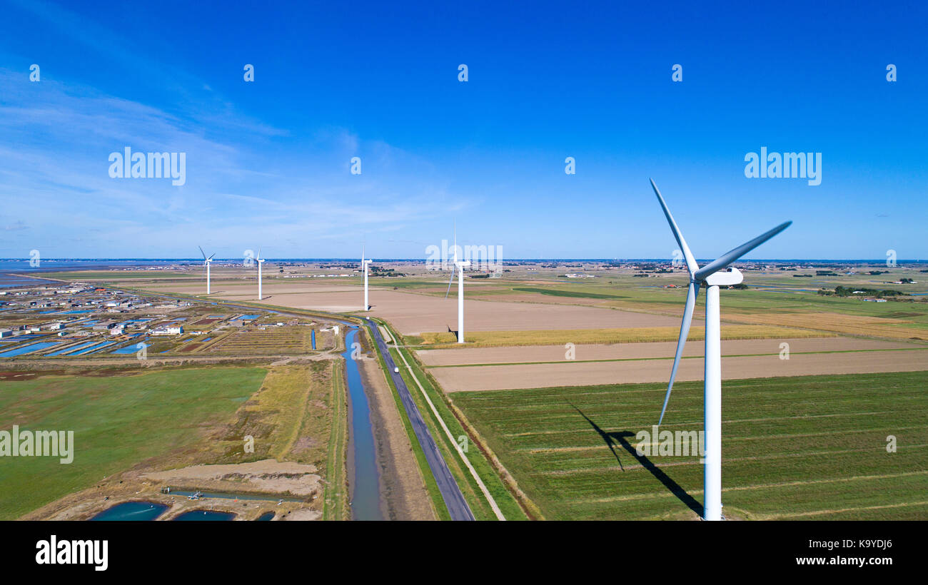 Photographie aérienne des éoliennes dans un champ près de Bouin, Vendée Banque D'Images