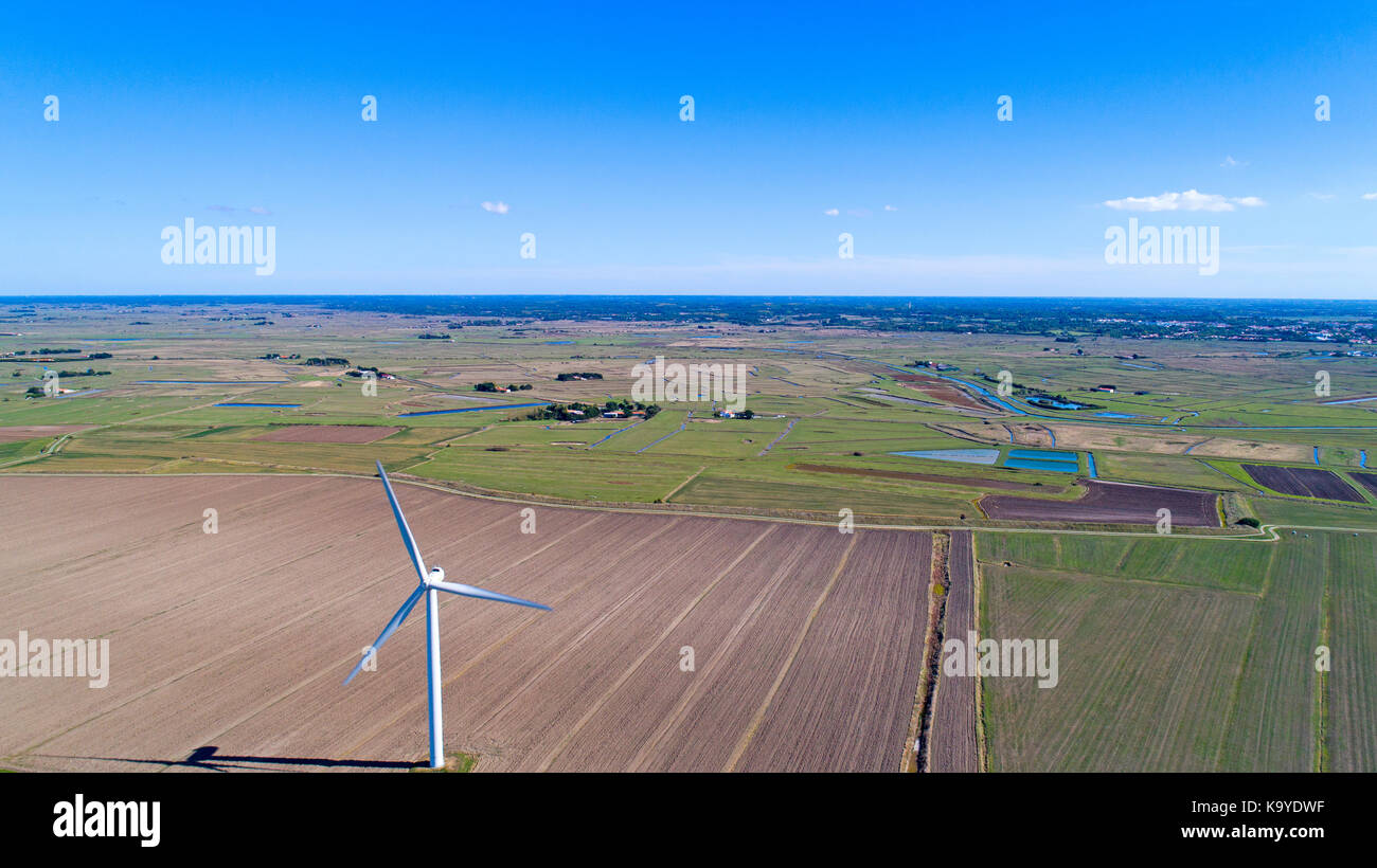 Photographie aérienne des éoliennes dans un champ près de Bouin, Vendée Banque D'Images