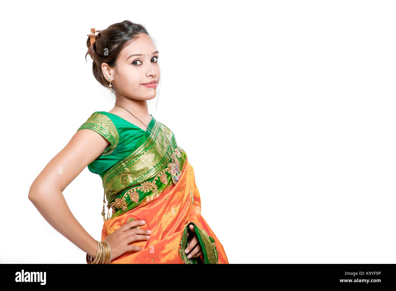 Happy young Beautiful woman in traditional traditionnel indien sari Banque D'Images