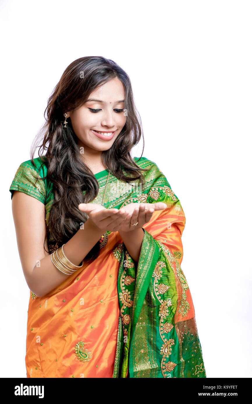 Happy young Beautiful woman in traditional traditionnel indien sari Banque D'Images