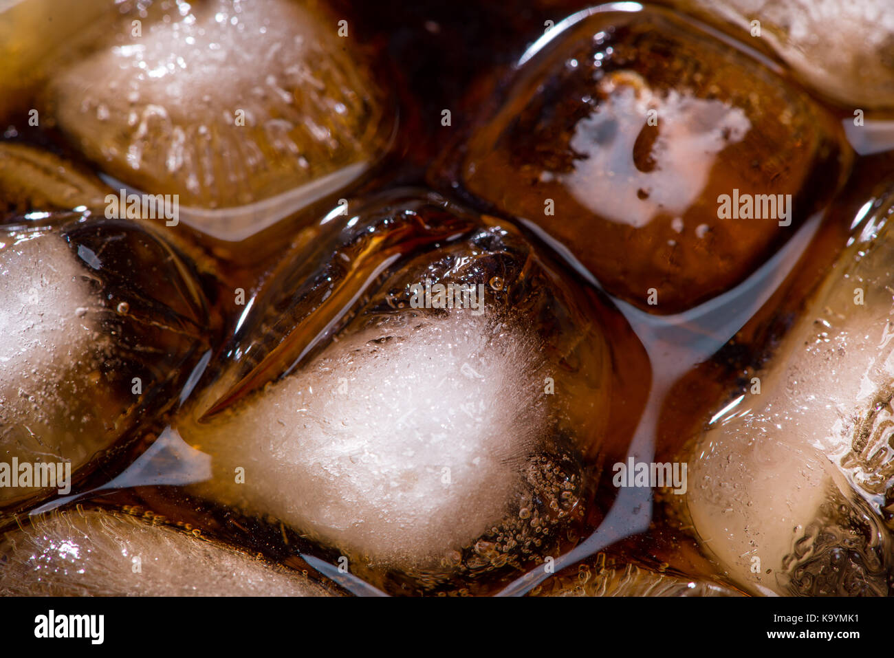 Un verre de boisson coca avec de la glace Banque D'Images