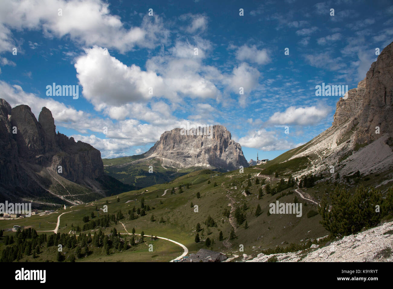 Passant au-dessus des nuages ou du Sassolungo Langkofel se lever au-dessus de la Val Gardena Selva Grodental les Dolomites Haut-adige Italie Banque D'Images