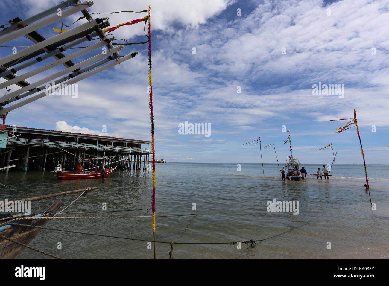 Voile de poupées met à la mer en souvenir des pêcheurs perdus. Banque D'Images