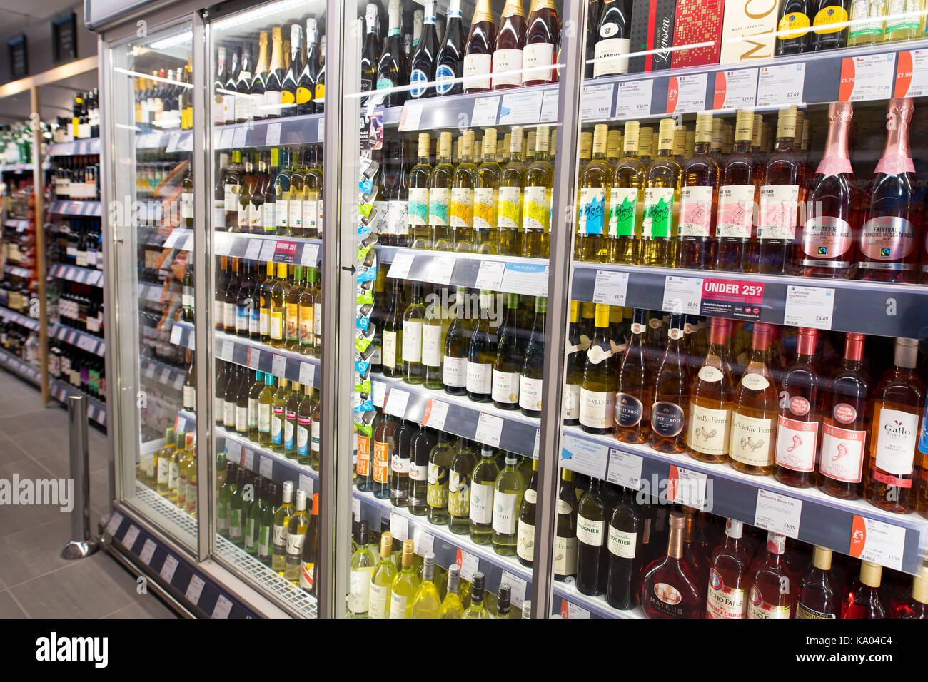 Des bouteilles de vin dans un supermarché Refroidisseur d''un réfrigérateur. Banque D'Images