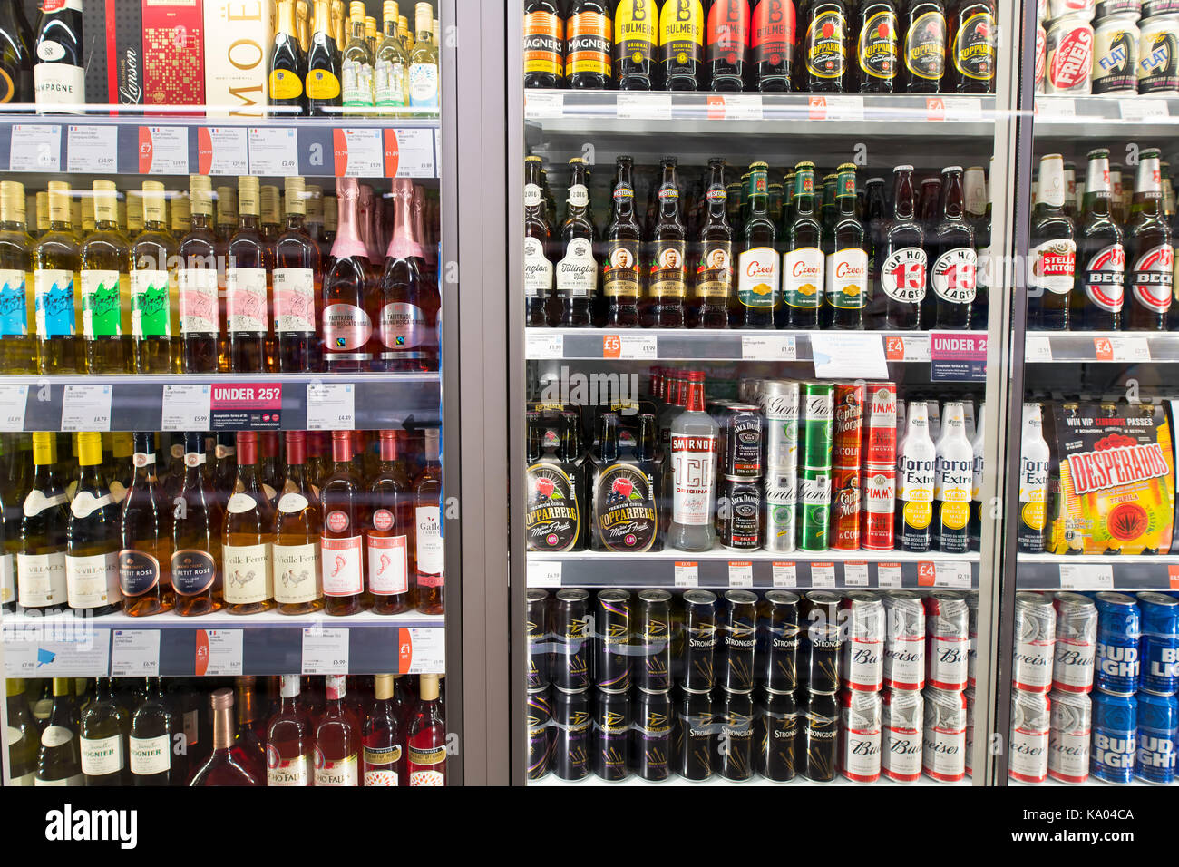 L'alcool sur l'écran dans un supermarché. Banque D'Images