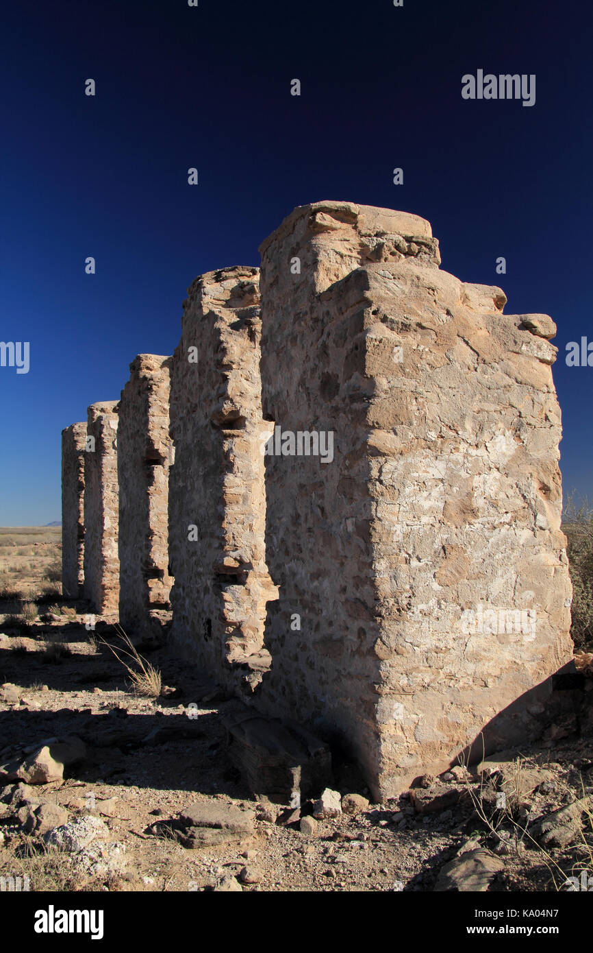 De nombreuses ruines d'anciennes structures militaires peuvent être dispersées dans le domaine de l'historique Fort Craig, situé dans l'État américain du Nouveau Mexique Banque D'Images