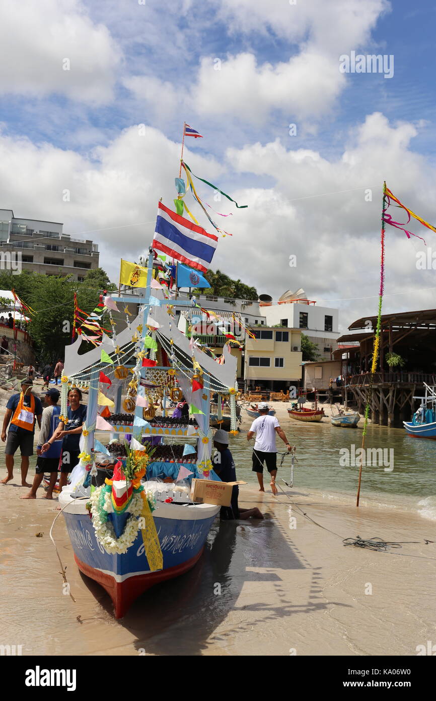 Voile de poupées met à la mer en souvenir des pêcheurs perdus. Banque D'Images