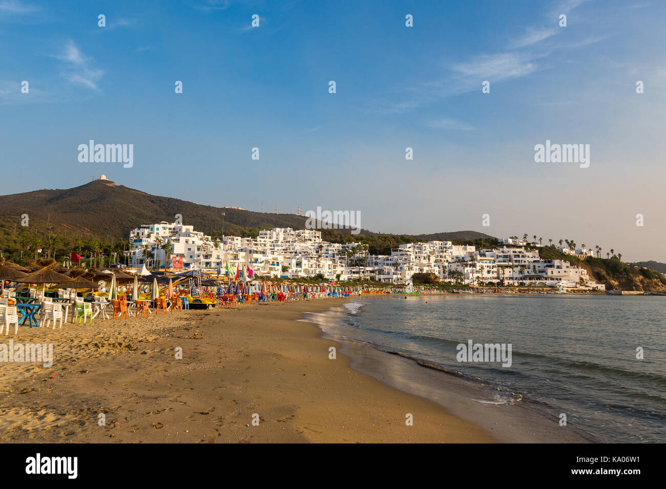 Vue sur la plage et le village de vacances (station balnéaire ) de Cabo Negro près de Tétouan maroc Banque D'Images