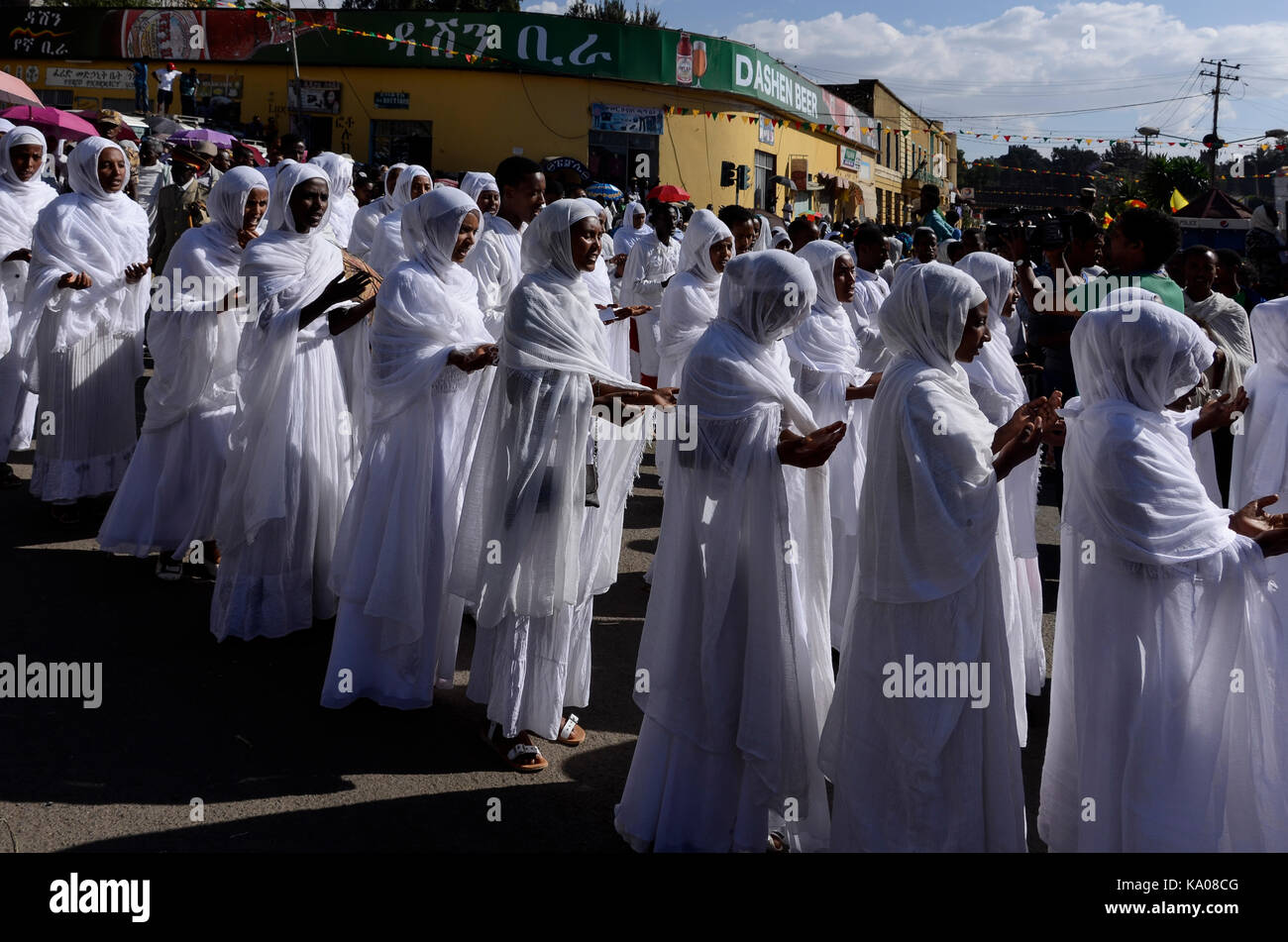 Femmes blanches mains dans une procession festival timkat. L'Epiphanie célébration à Gondar, Éthiopie Banque D'Images